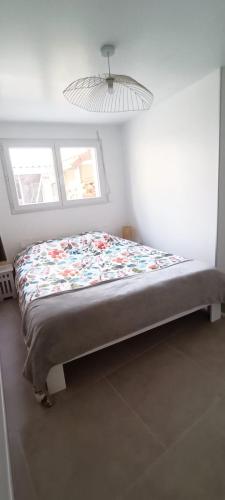 une chambre avec un lit avec une couette dessus dans l'établissement L'étoile du RDC, à Gravelines