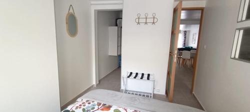 pasillo con espejo y cama en la habitación en L'étoile du RDC, en Gravelines