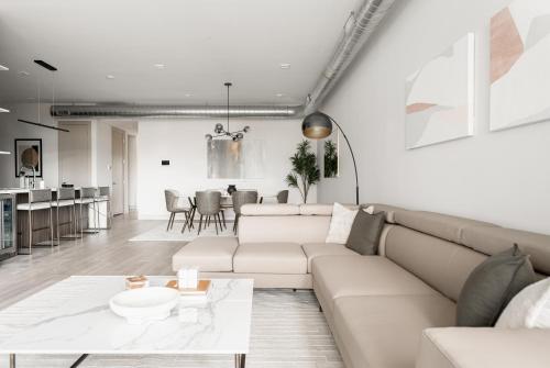 Coin salon dans l'établissement Luxurious Escape - Walk to Empower Field - Tesoro