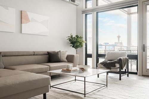 Coin salon dans l'établissement Luxurious Escape - Walk to Empower Field - Tesoro