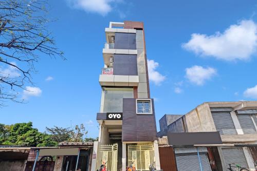 un edificio con una señal de om en el costado en OYO Flagship 81047 Hotel Dream Inn, en Gamhāria