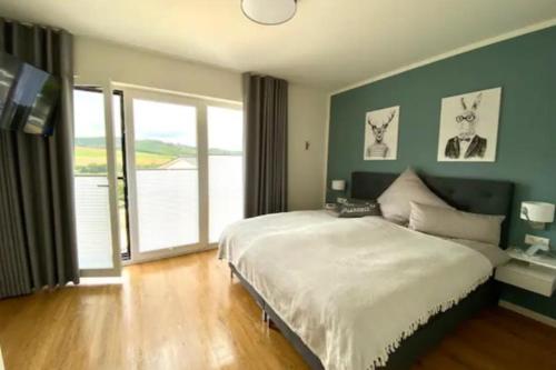 Postel nebo postele na pokoji v ubytování Haus Diemeleck - Ferienhaus für 6 Personen mit Sauna und Dachterrasse mit Panoramablick