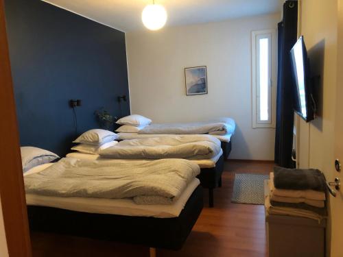 um quarto com quatro camas sentado num quarto em Two bedroom apartment with view to the sea Free parking em Kemi