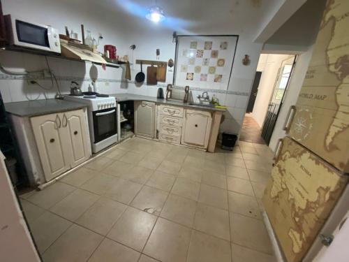 uma grande cozinha com um fogão e um lavatório em Casa a una cuadra de costanera Gualeguaychu Hasta 8 personas em Gualeguaychú