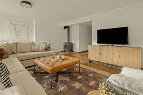 Μια τηλεόραση ή/και κέντρο ψυχαγωγίας στο Stunning View House - 15-min to Town - Evergreen
