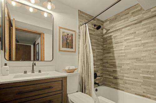 Ένα μπάνιο στο Stunning View House - 15-min to Town - Evergreen