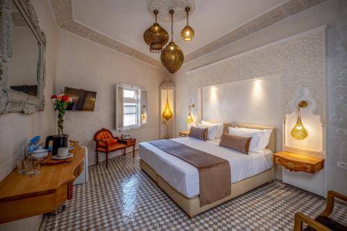 Un ou plusieurs lits dans un hébergement de l'établissement Riad Glatt K