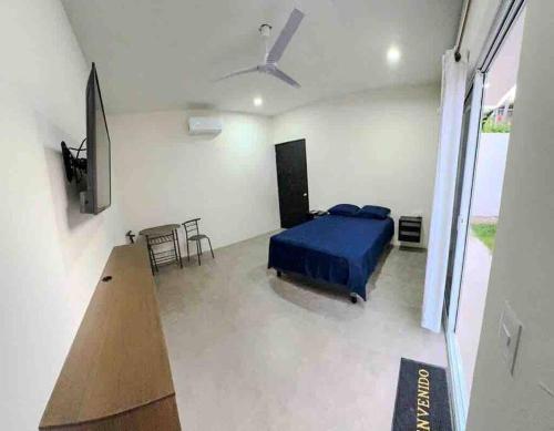 a bedroom with a bed and a tv in it at Habitación para dos personas in Santa Cruz Huatulco