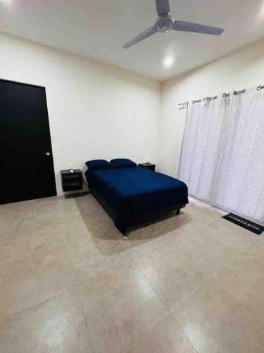 サンタ・クルス・ウアトゥルコにあるHabitación para dos personasのベッドルーム1室(ベッド1台、シーリングファン付)