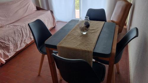 ピナマールにあるDepartamento en Pinamar Centroの椅子とグラスのあるダイニングテーブル