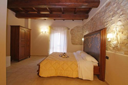 sypialnia z łóżkiem w pokoju w obiekcie Palazzo Del Papa Agriturismo w mieście Strettura
