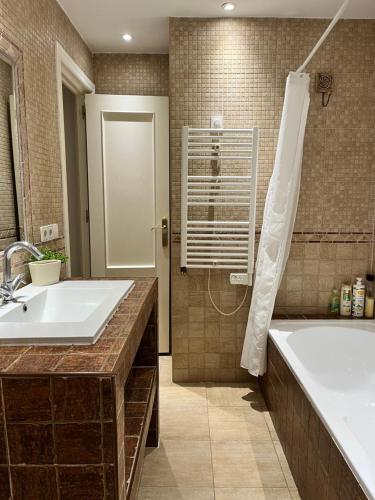 łazienka z dużą wanną i umywalką w obiekcie Casa Adelfa w Marbelli