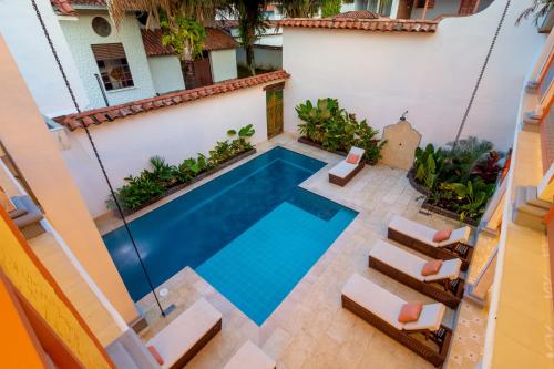 an overhead view of a swimming pool in a backyard with lounge chairs at Hotel Fundadores en Cauca Viejo Fundadores in Jericó
