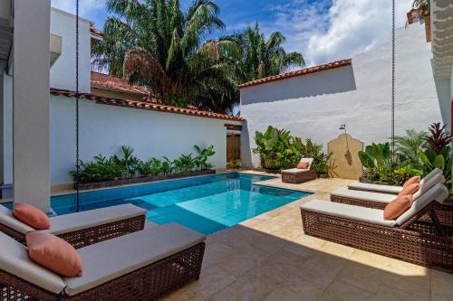 a swimming pool in the backyard of a house at Hotel Fundadores en Cauca Viejo Fundadores in Jericó