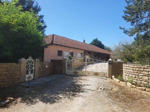 a fence with a gate in front of a house at studio 2 spacieux 1à4 pers in Marboz