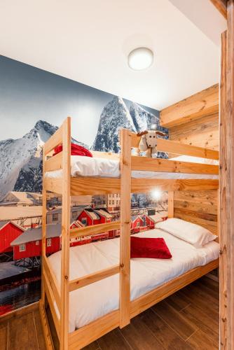 - une chambre avec 2 lits superposés en face des montagnes dans l'établissement Appartement Thom's - LES GETS, en plein centre et au pied des pistes, aux Gets