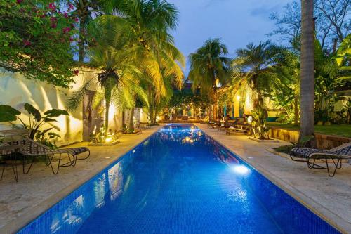 a swimming pool with palm trees in a resort at Hotel Fundadores en Cauca Viejo Fundadores in Jericó