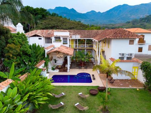 an aerial view of a house with a swimming pool at Hotel Fundadores en Cauca Viejo Fundadores in Jericó