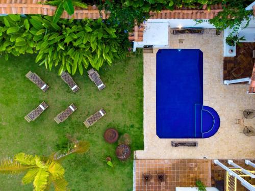an overhead view of a blue pool in a yard at Hotel Fundadores en Cauca Viejo Fundadores in Jericó