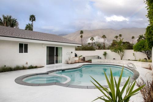 - une piscine dans l'arrière-cour d'une maison dans l'établissement Luxury Desert Retreat with Pool & Mountain View, à Palm Springs