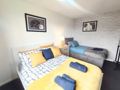 1 dormitorio con 1 cama grande y 1 sofá en Golden Palace. Free Parking, en North Tyneside
