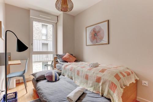 une chambre avec deux lits et une chaise et une fenêtre dans l'établissement Le tocqueville - Versailles, à Versailles