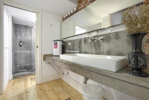 een badkamer met een wastafel en een spiegel bij Charming Madrid Embajadores - Estancias Temporales in Madrid