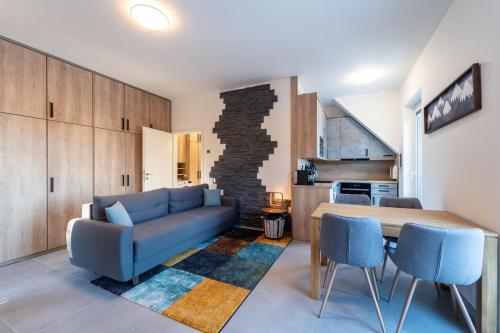 - un salon avec un canapé bleu et une table dans l'établissement Mezonetový apartmán Pernink, à Pernink