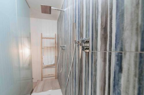 La salle de bains est pourvue d'une douche avec rideau de douche. dans l'établissement Alessandro’s Home, à Chioggia