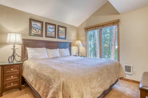 um quarto com uma cama grande e uma janela em Ski House 245 em Bend
