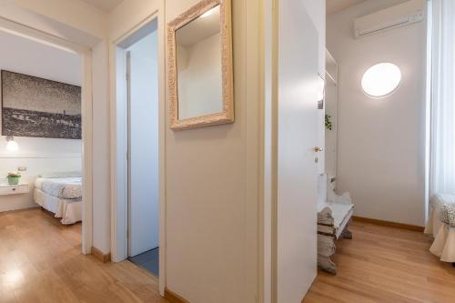 pasillo con espejo y cama en la habitación en Il Terrazzino Su Boboli, en Florencia