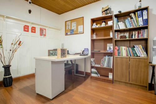 a library with a desk and book shelves at Samor centro histórico Bogota in Bogotá