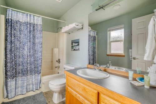 La salle de bains est pourvue d'un lavabo, de toilettes et d'une douche. dans l'établissement Beachy Keen, à Lincoln City