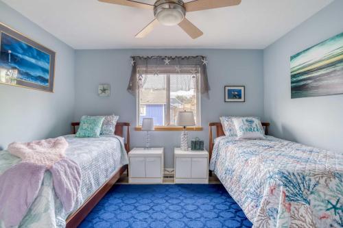 - une chambre avec 2 lits et un ventilateur de plafond dans l'établissement Beachy Keen, à Lincoln City