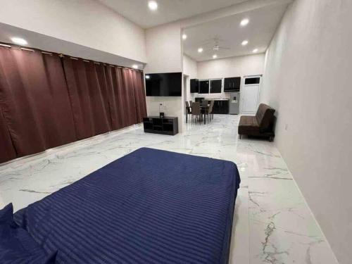 a bedroom with a blue bed in a room at Apartamento confortable y bien ubicado in Santa Cruz Huatulco