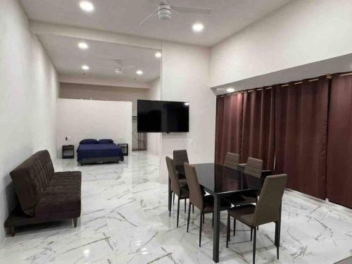 a dining room with a table and chairs and a bed at Apartamento confortable y bien ubicado in Santa Cruz Huatulco