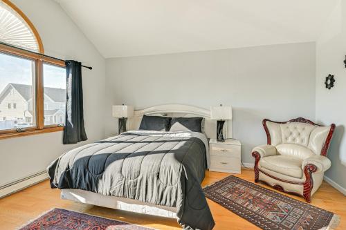 una camera con un letto e una sedia e una finestra di Cozy Levittown Apartment Full Kitchen and Smart TV! 