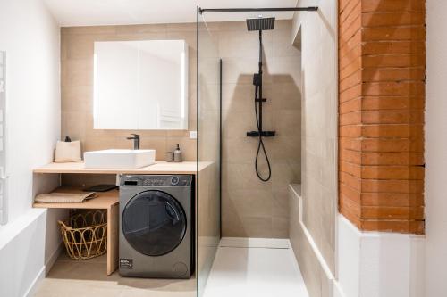 La salle de bains est pourvue d'un lave-linge et d'une douche. dans l'établissement Le Lotus Blanc - Hypercentre A 10 min du métro, à Toulouse