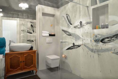 bagno con lavandino e servizi igienici di Apartment A.M.P. a Pola (Pula)