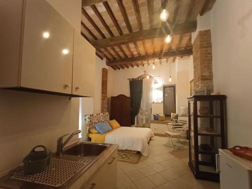 a kitchen with a bed in the middle of a room at Appartamento Maria in Siena