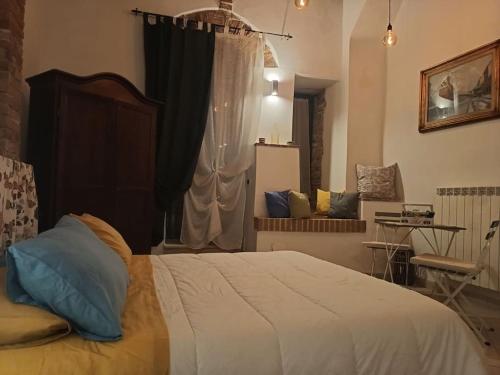 a bedroom with a large bed and a window at Appartamento Maria in Siena