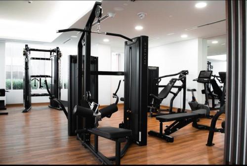 Fitness centrum a/nebo fitness zařízení v ubytování Elite LUX Holiday Homes - Chic & Modern Studio in JVC, Dubai