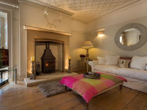 グレンジ・オーバー・サンズにある2 Bed in Grange Over Sands LCC01のリビングルーム(ソファ、暖炉付)