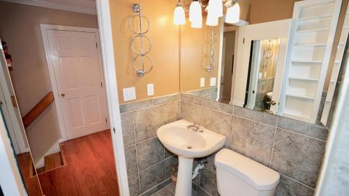 une salle de bains avec lavabo, toilettes et miroir dans l'établissement 3 Palms West, à Gulf Shores