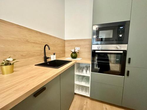 Apartment at GOZSDU Courtyard  partyzone  downtown  freeparking 1072 Budapest, 16 Dob utca kép - 3