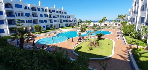 een luchtfoto van een resort met zwembad bij KABILA VISTA n3 in M'diq