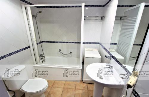 a bathroom with a toilet and a shower and a sink at BENALBEACH 1010 - Vista al mar - Piscina todo el año - Primera linea de playa in Benalmádena