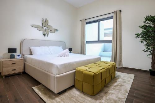 Postel nebo postele na pokoji v ubytování Elite LUX Holiday Homes - Spacious One Bedroom Apartment Direct Metro Access in Al Furjan Dubai
