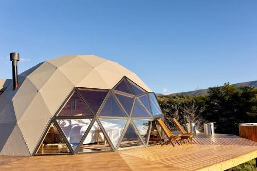 ein Kuppelhaus mit einer Holzterrasse in der Unterkunft Estancia Patagonia El Calafate - Pristine Luxury Camps in El Calafate