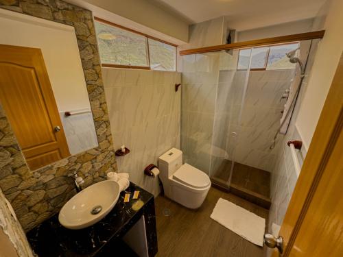 Koupelna v ubytování Pisonay Hotel